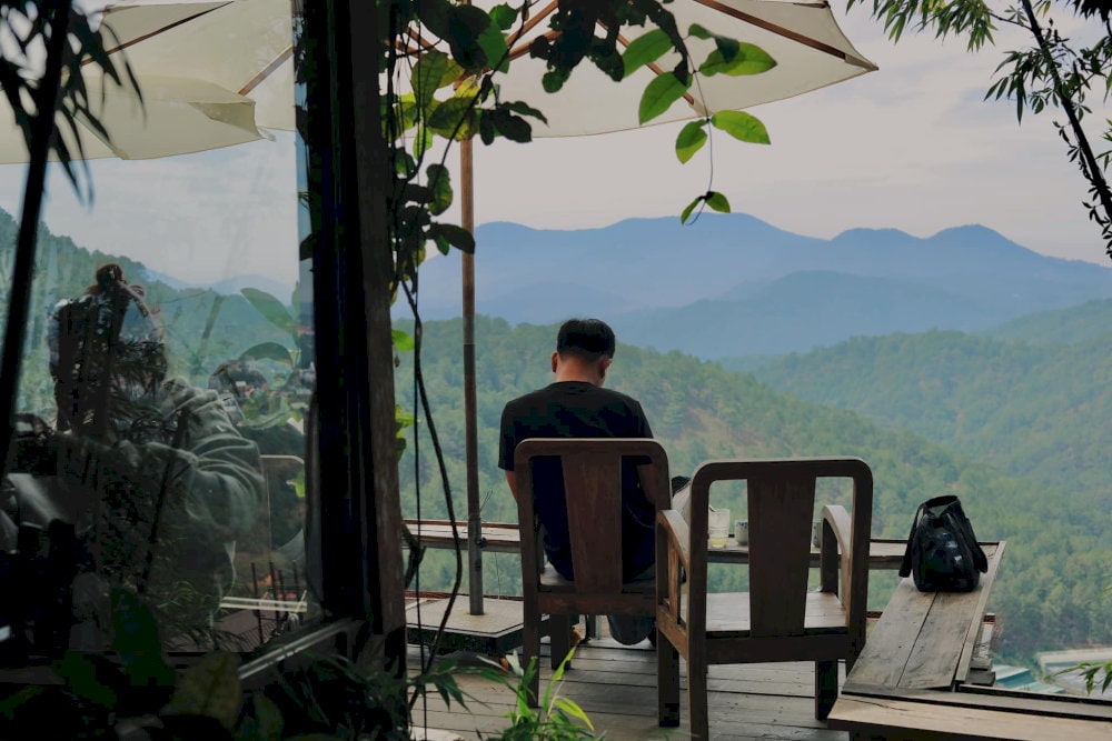 Quán gây ấn tượng với không gian mộc mạc, ẩn mình giữa rừng thông xanh tươi, cùng tầm nhìn săn mây tuyệt đẹp
